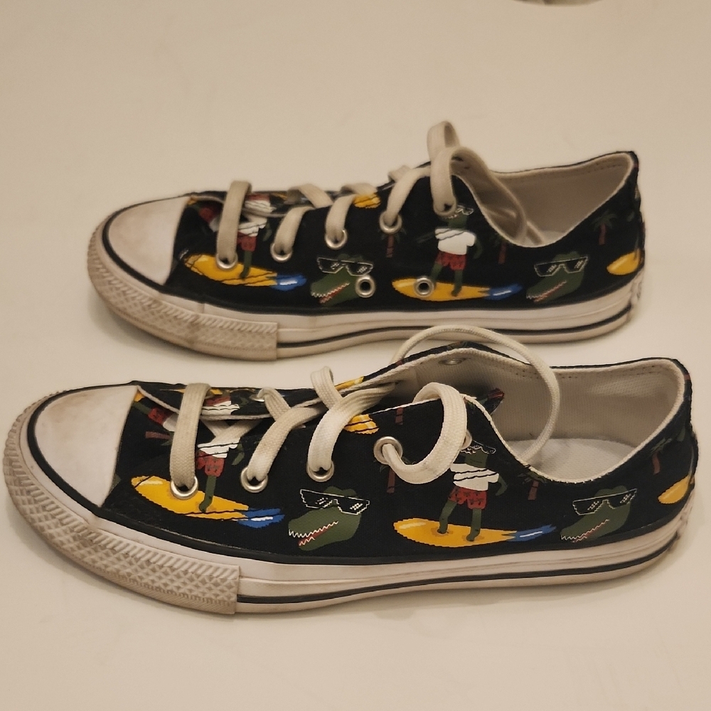 Converse Big Kids Sz 4 Black and White W/ Surfing Crocodiles - Picture 5 of 7